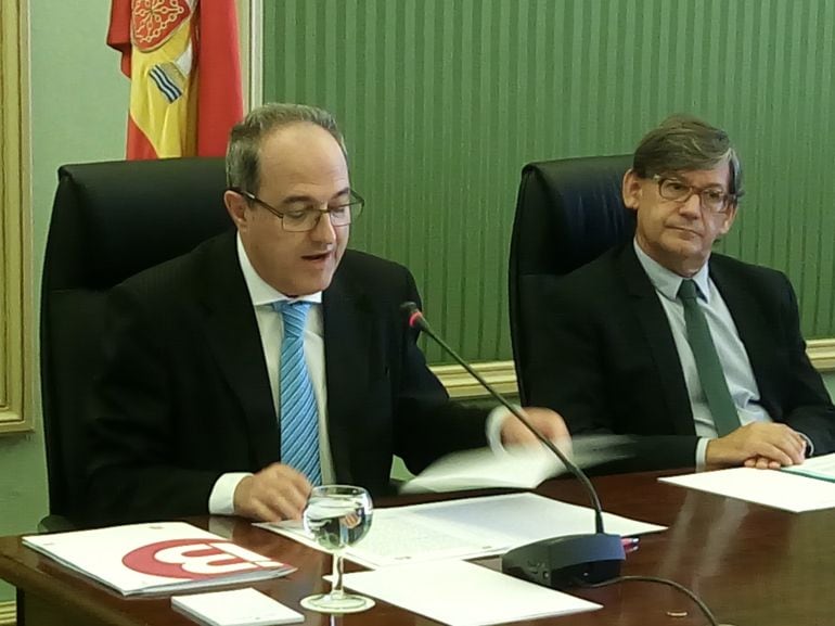 Director general de IB3, Josep Maria Codony, leyendo su discurso en la sala verde del Parlament., junto a Vicenç Thomàs como miembro de la mesa de la Comisión de control sobre la radiotelevisión de las Islas.