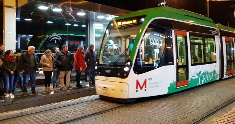 Usuarios del metro de Granada esperan subir al tren en la parada &quot;Palacio de los Deportes&quot; tras un concierto