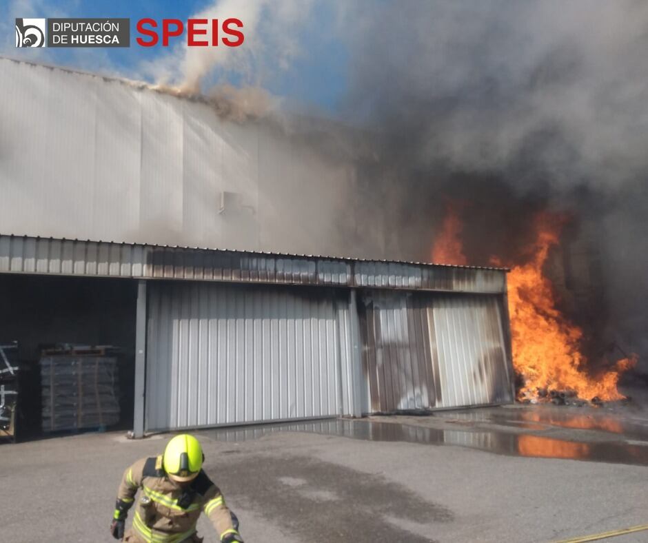 El incendio ha comenzado en un porche exterior anexo a una nave. Foto: DPH