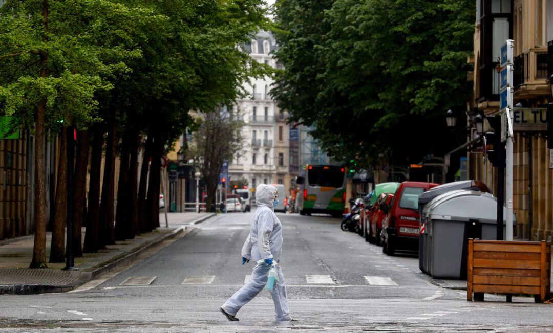 Vista de una calle del centro de la capital de San Sebastían donde la mayoría de los establecimientos se encuentran cerrados por la pandemia del coronavirus.