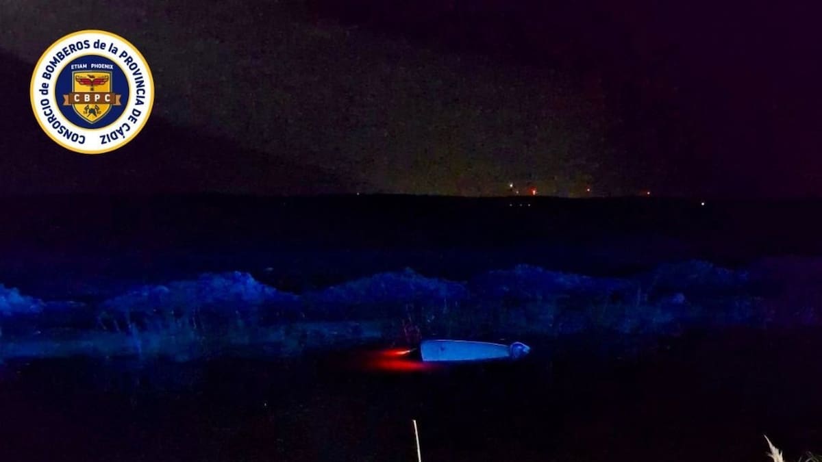 Rescatan a una persona atrapada en su vehículo tras caer a un canal de agua en Sanlúcar