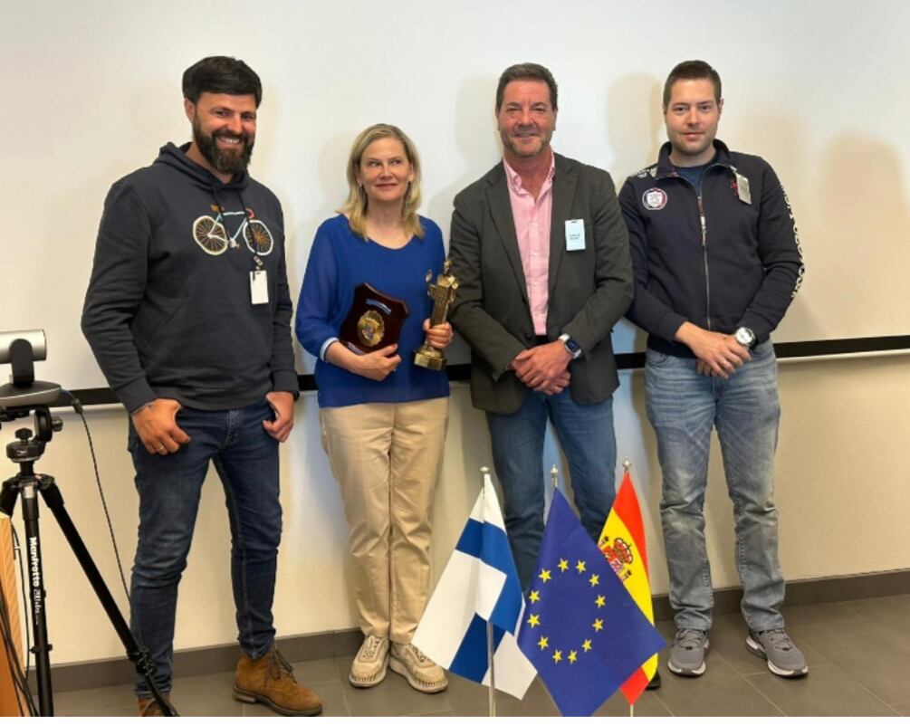 Entrega de una metopa de la Policía Local de Palencia y de una estatua del Cristo del Otero, a la directora de la Academia de Estudios Superiores de la Policía de Finlandia