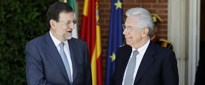 El presidente del Gobierno, Mariano Rajoy, recibe a su homólogo italiano, Mario Monti, a la entrada del Palacio de la Moncloa