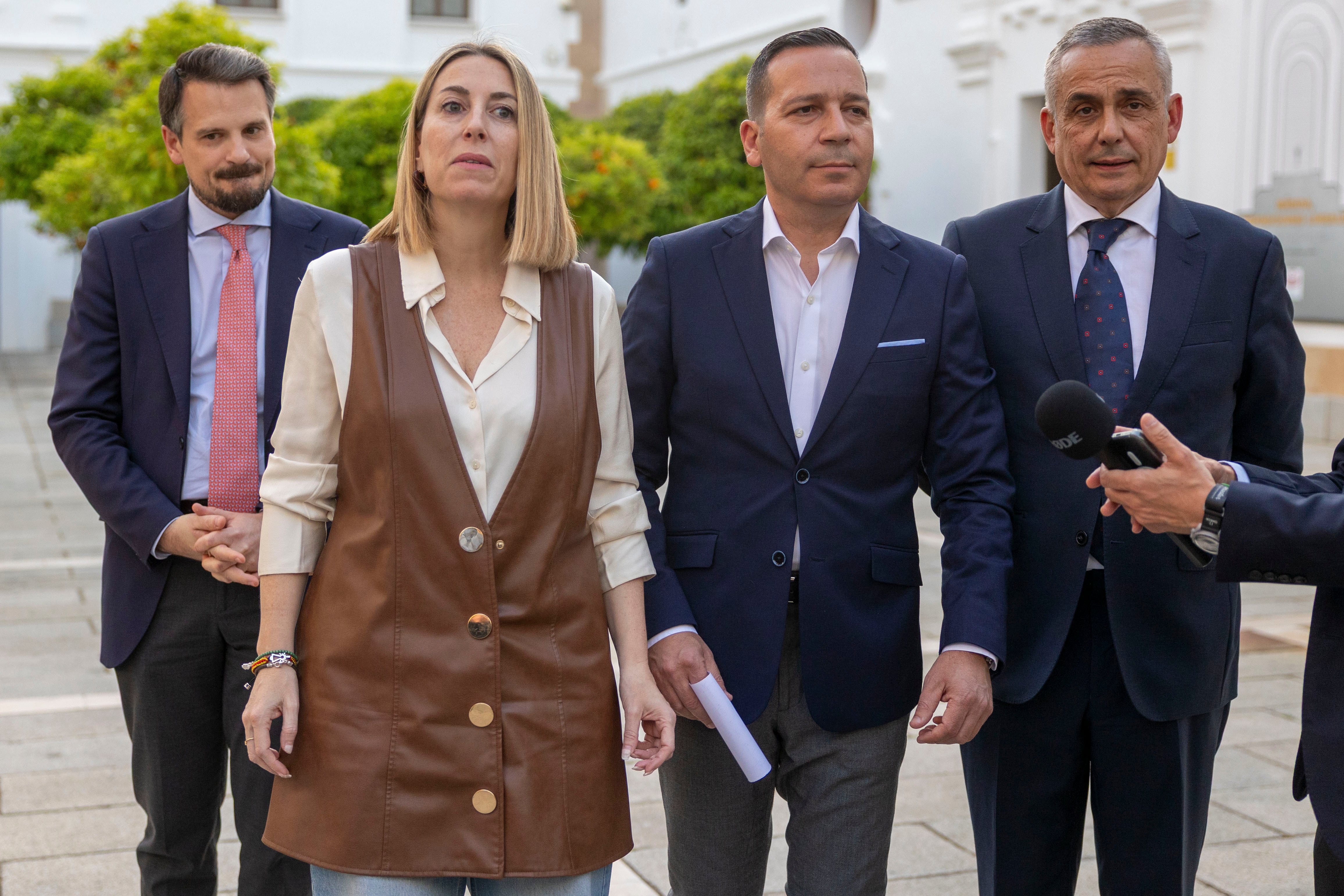 La presidenta del PP extremeño, María Guardiola, y el líder de Vox, Óscar Fernández Calle, han anunciado el acuerdo para formar gobierno en Extremadura.