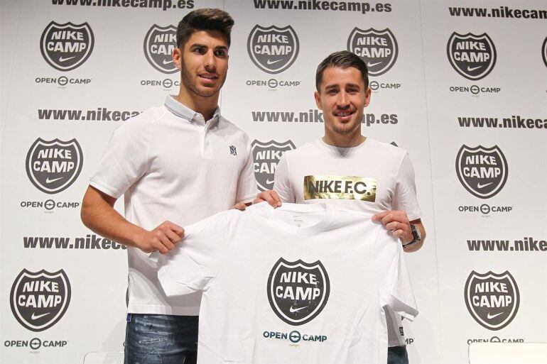 El jugador de l'Stoke City Bojan Krkic i el jugador de l'Espanyol, Marco Asensio en la presentació del Campus Nike d'Andorra. 
 