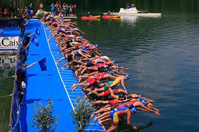 Imagen del inicio de la Copa de Europa de triatlón 2014 en Banyoles (Girona)