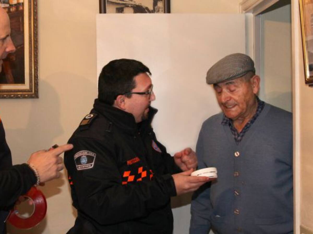 Alcobendas instala 300 detectores de humo en viviendas de mayores