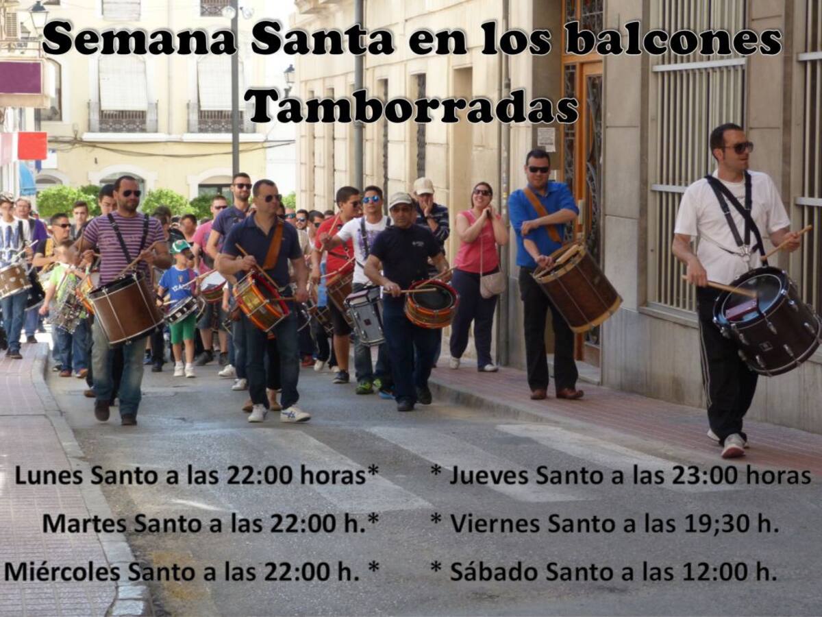 Monóvar vive la Semana Santa desde los balcones y a ritmo de tamborradas