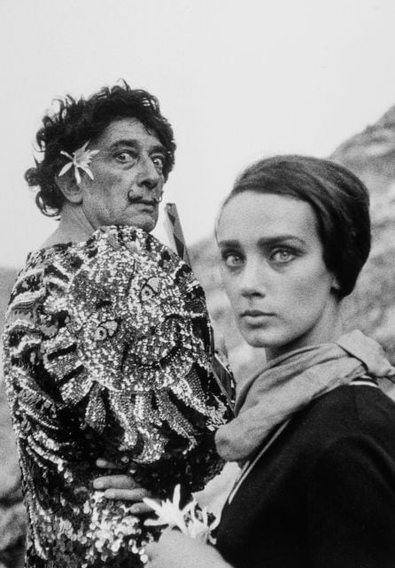 Joana Biarnés junto a Salvador Dalí