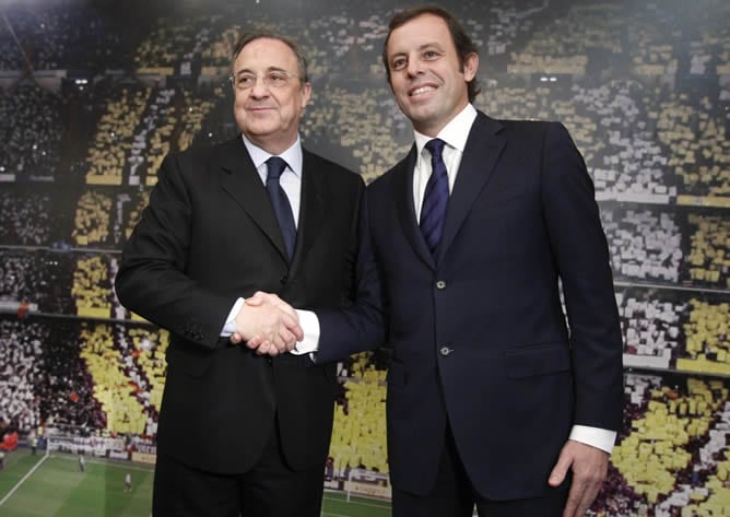 Los presidentes del Real Madrid, Florentino Pérez (i), y del Barcelona, Sandro Rosell, se saludan tras la conferencia de prensa que ambos ofrecieron previa a la comida de directivas