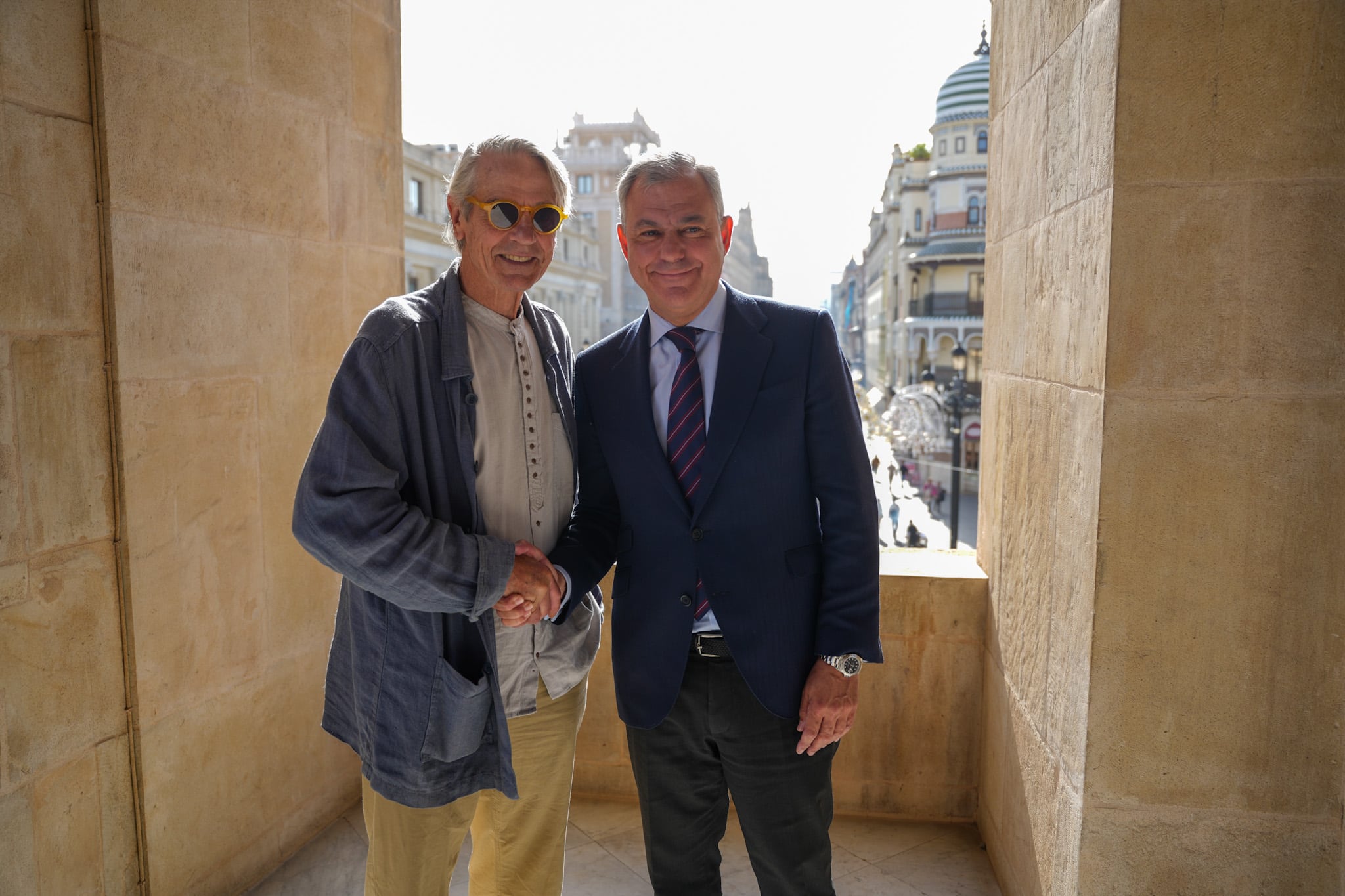 José Luis Sanz y Jeremy Irons  posan en el balcón del Ayuntamiento de Sevilla.