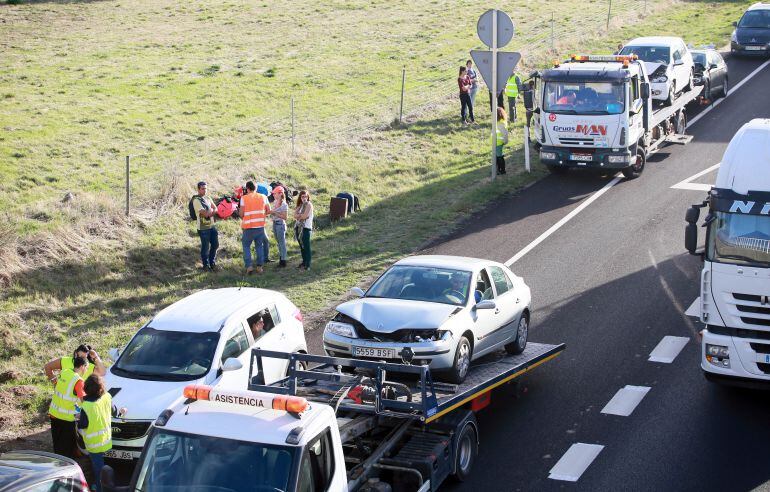  Retenciones de tráfico en la autovía A-62, entre Simancas y Tordesillas, provocadas por varios accidentes, en el último día del puente del Pilar