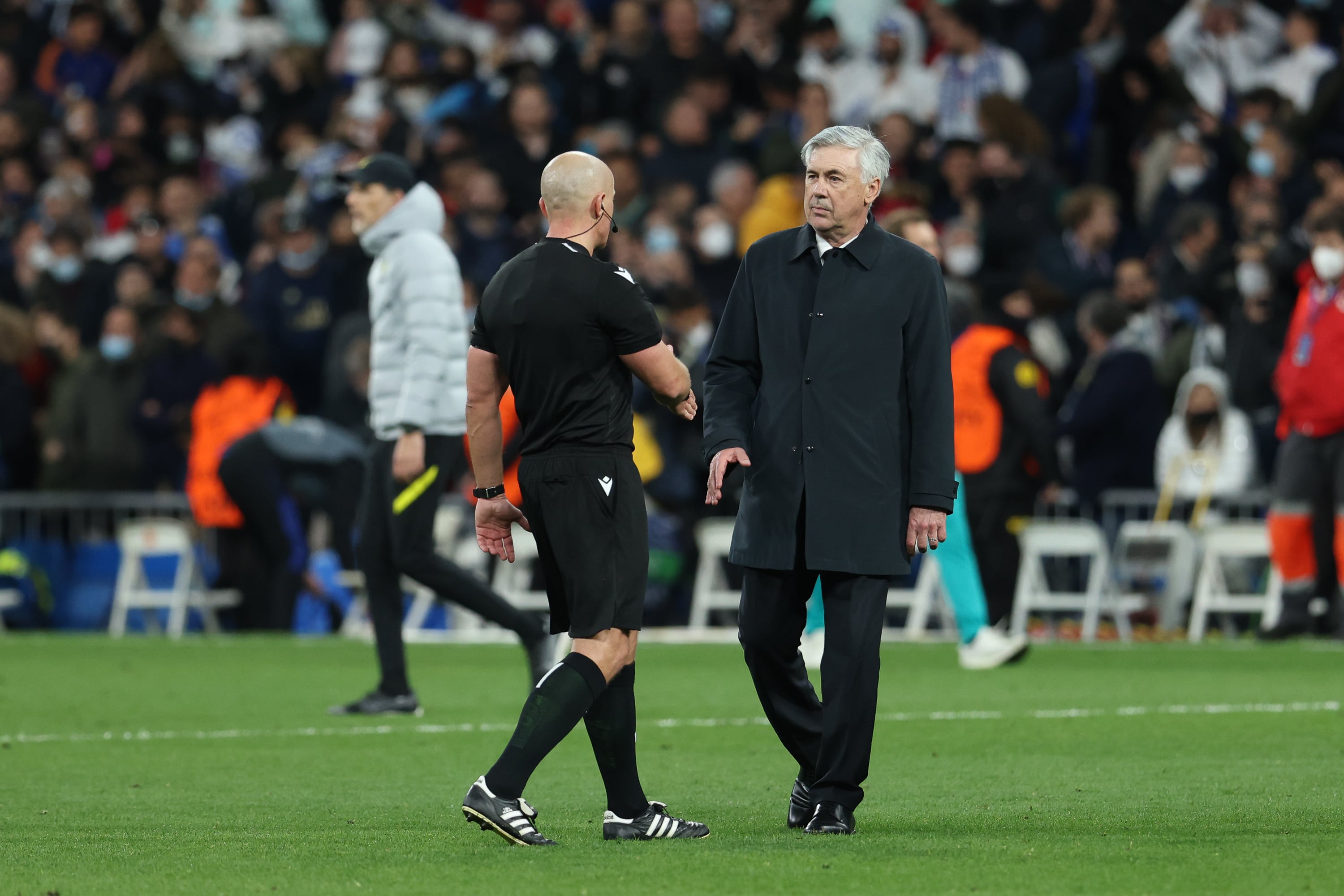 Carlo Ancelotti saluda a Szymon Marciniak, árbitro del partido, con la atenta mirada de Tüchel