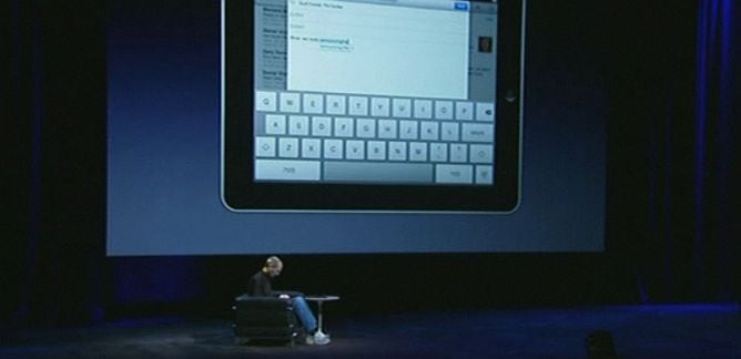 El fundador de Apple muestra el teclado sobre la pantalla del iPad