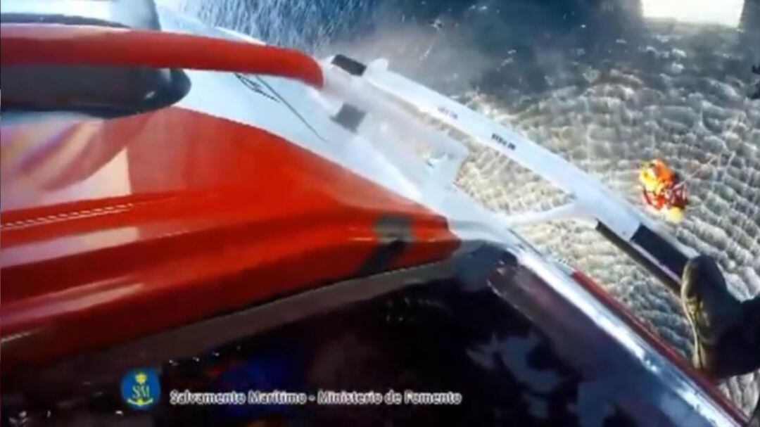 Un momento del rescate de los tres tripulantes que cayeron al mar.