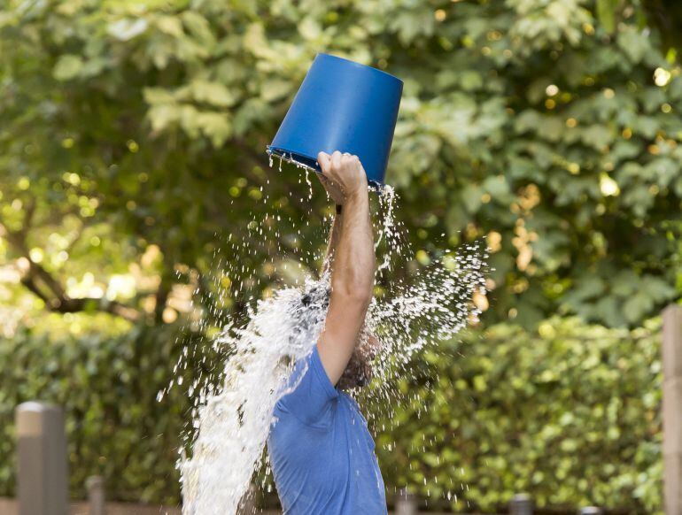 Un participante de la campaña del cubo de agua helada que puso en marcha la comunidad de afectados por ELA de todo el mundo