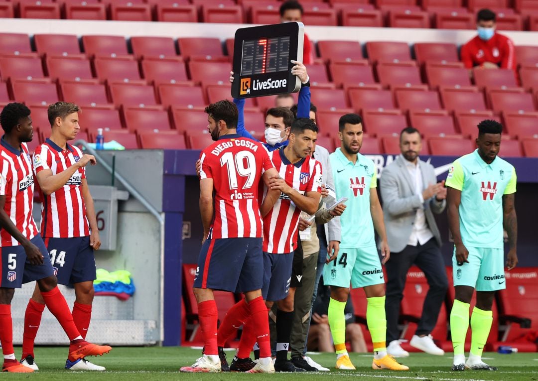 Diego Costa y Suárez se dan la mano durante el partido contra el Granda. 