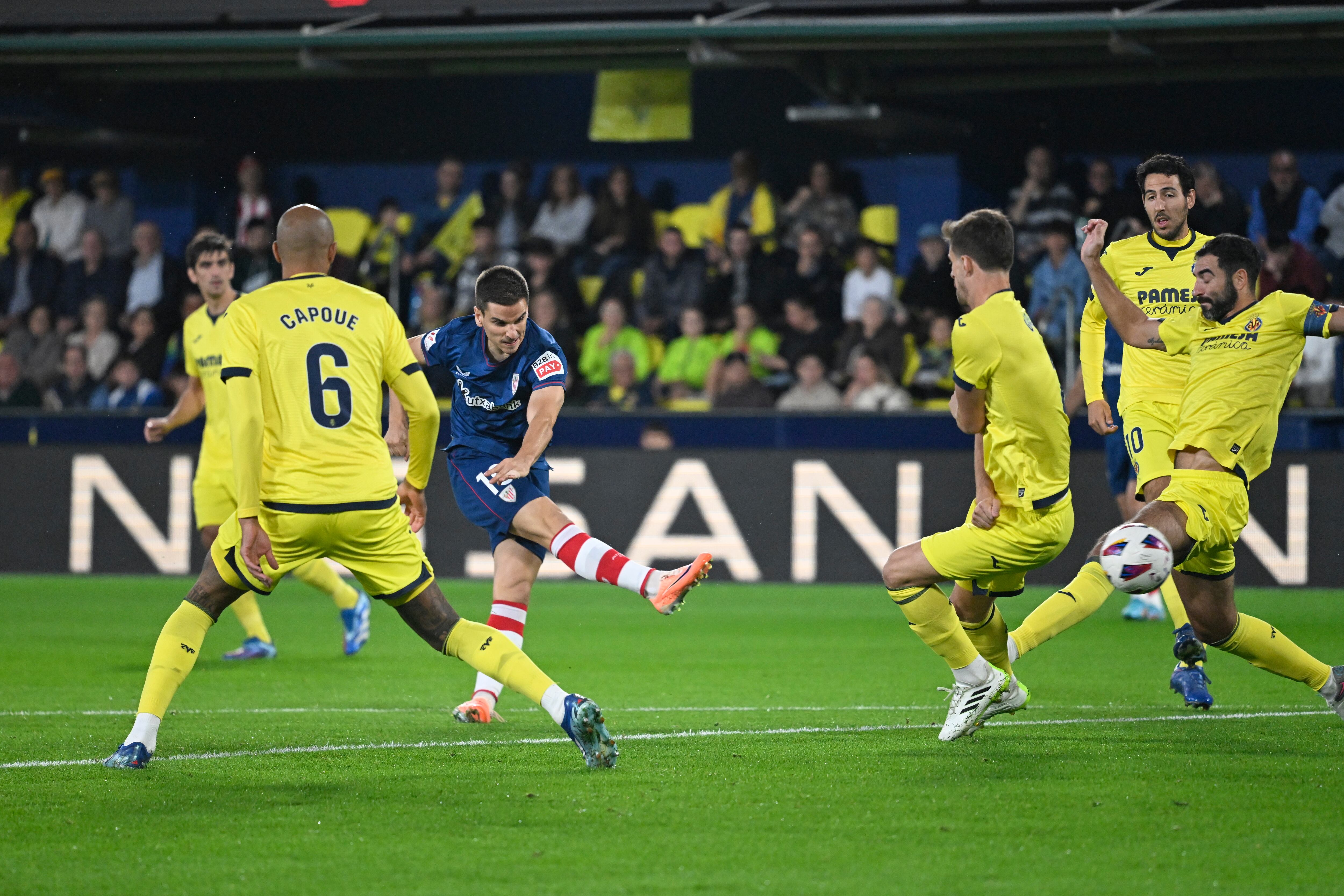 VILLARREAL (CASTELLÓN), 05/11/2023.- El centrocampista del Athletic Club Iñigo Ruiz de Galarreta  (ci) dispara el que será el primer gol de su equipo durante el partido correspondiente a la jornada 12 de LaLiga que Villarreal CF y Athletic Club de Bilbao disputan este domingo en el Estadio de la Cerámica en Villarreal. EFE/ Andreu Esteban
