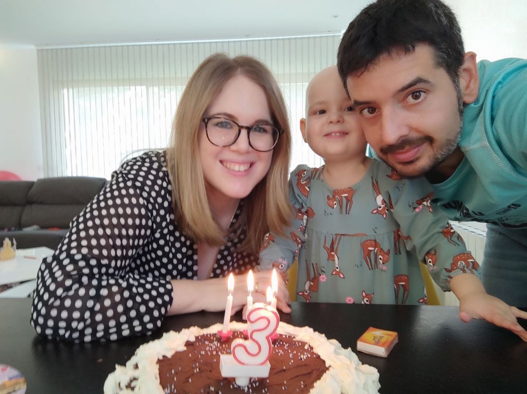 La pequeña Abril junto a sus padres, Rosa Martí y Jorge Arnau