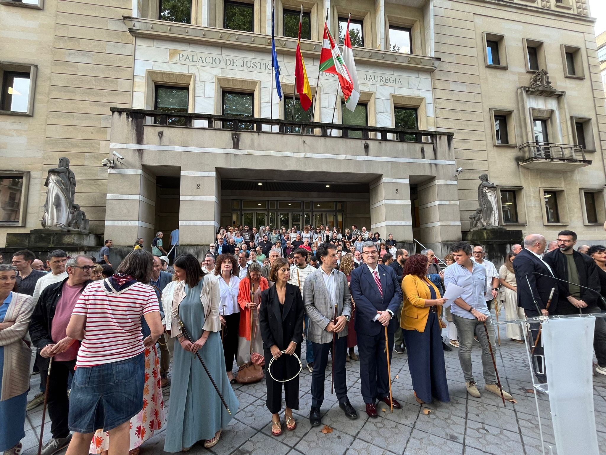 Más de 200 alcaldes, concejales y personalidades del euskera se concentran frente al TSJPV en defensa del euskera.