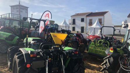 Feria del vino de Chucena (Huelva). Exposición de maquinaria agrícola.Imágenes de antes de la pandemia