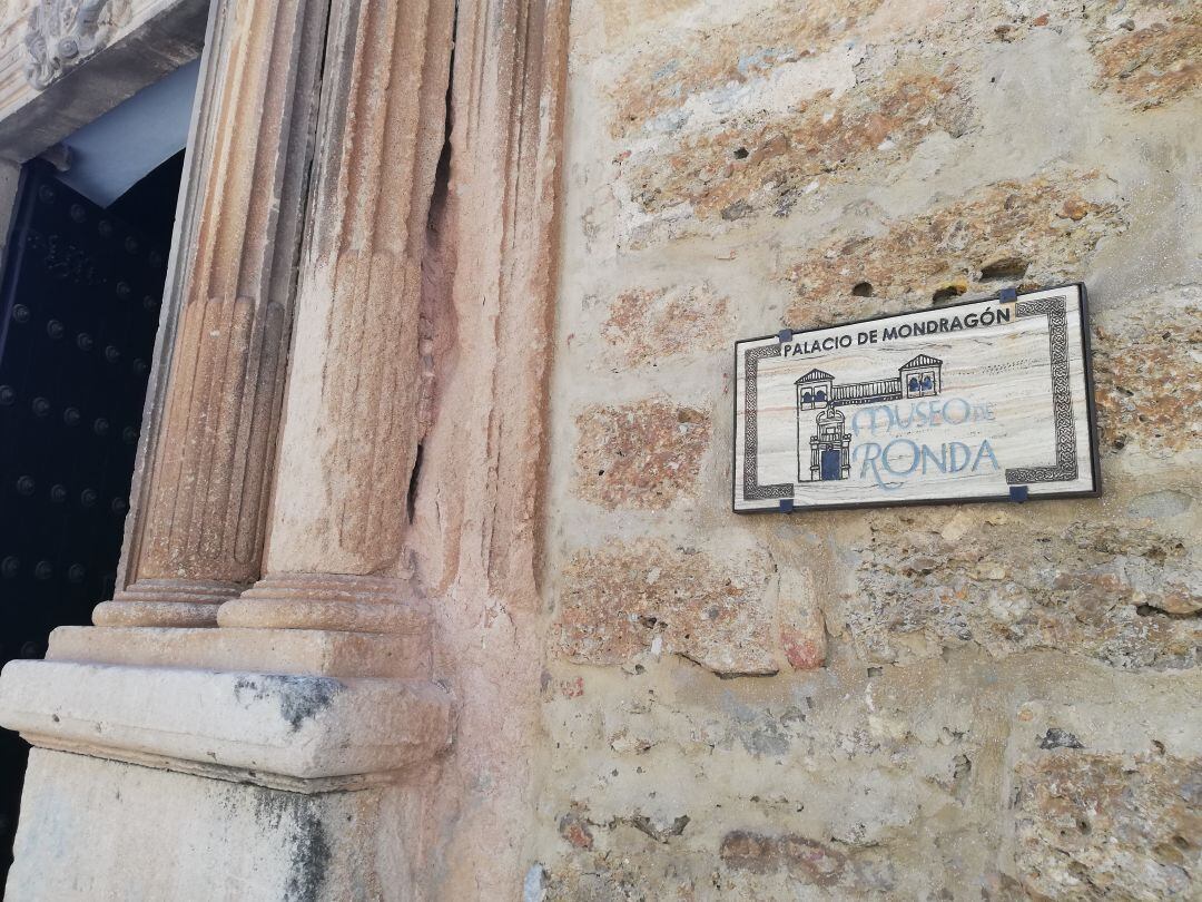 Entrada al Palacio de Mondragón, sede del Museo municipal
