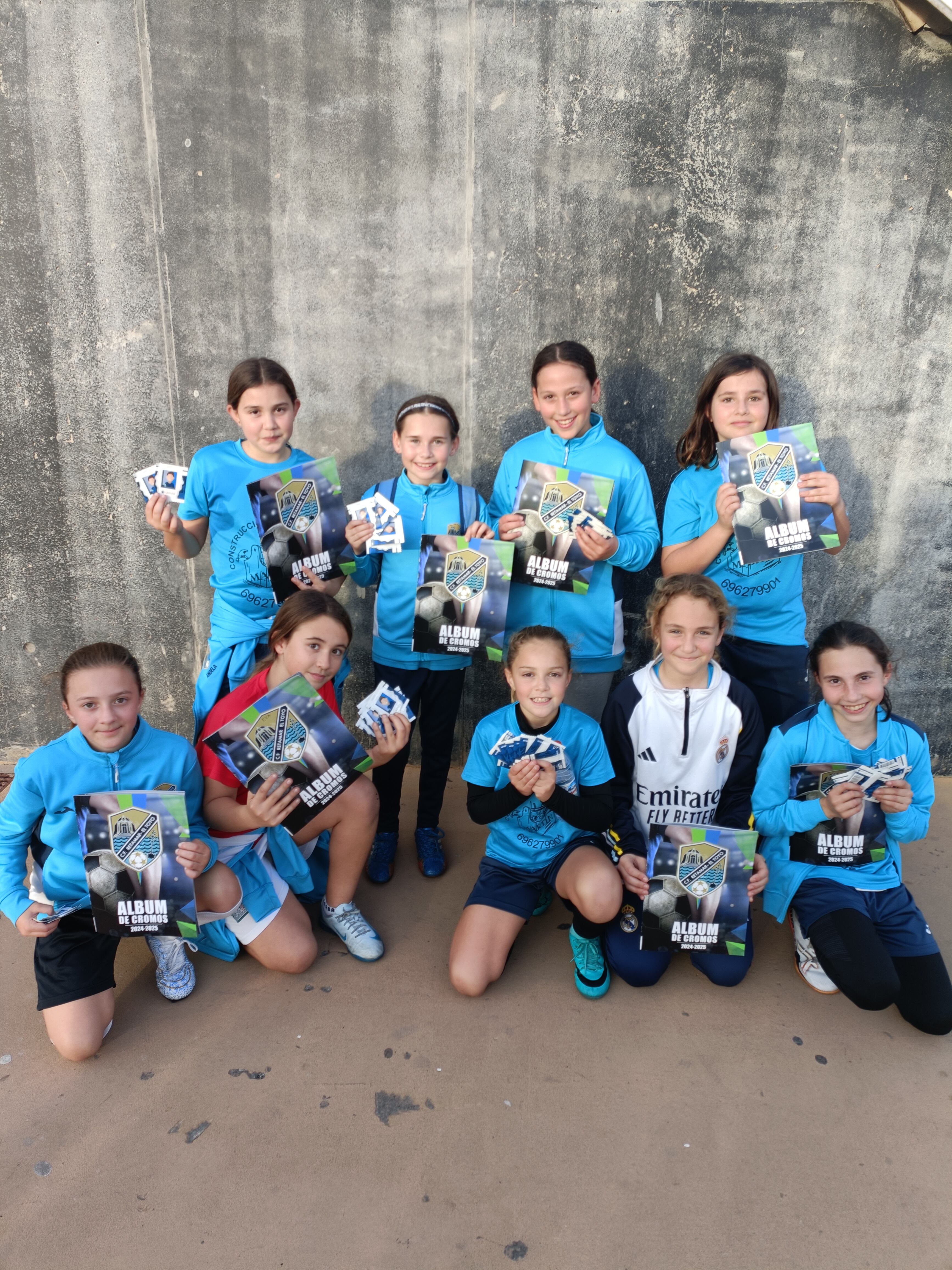 Las chicas del club almeriense con sus propios cromos y sus respectivos álbumes.