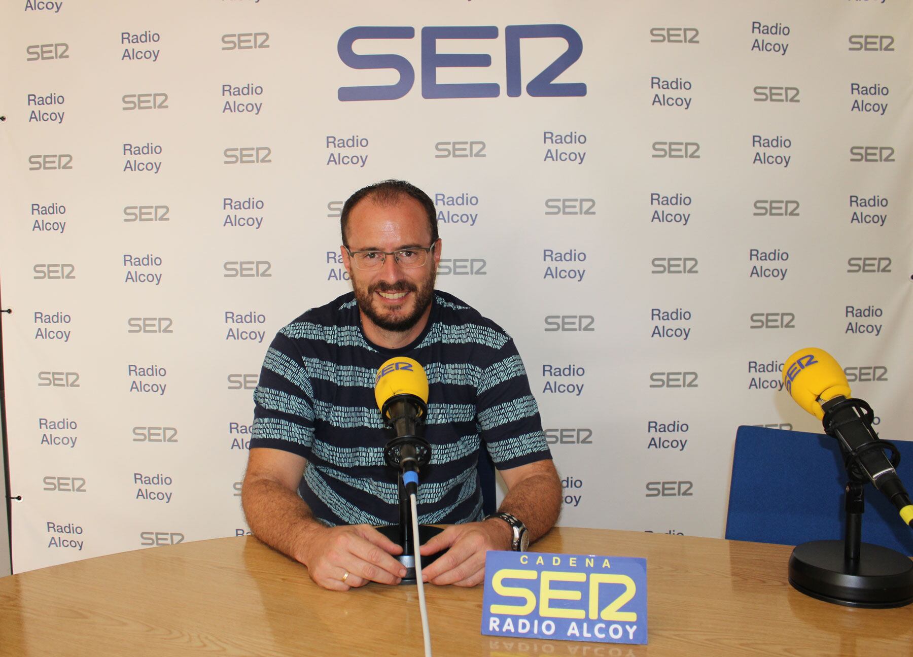 Tono Belda, en l&#039;estudi central de Radio Alcoy