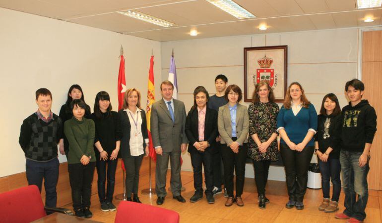 Estudiantes y profesores de universidades japonesas visitan Tres Cantos como modelo en Educación