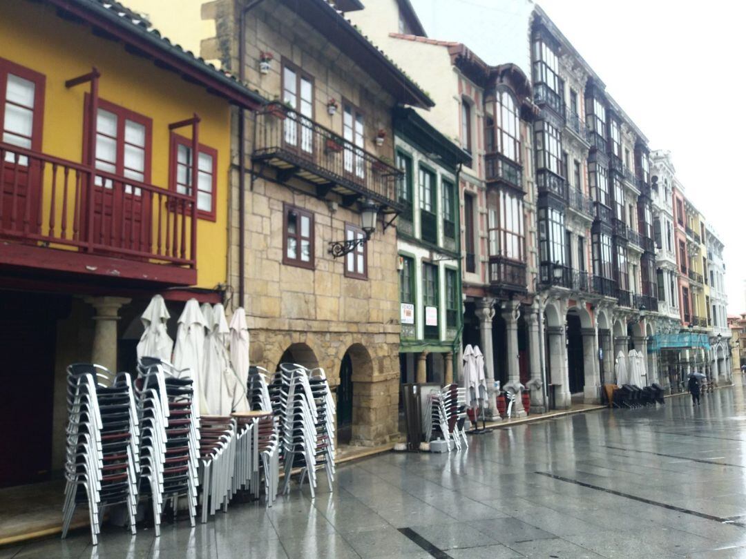 Bares cerrados y terrazas recogidas en las calles de Avilés