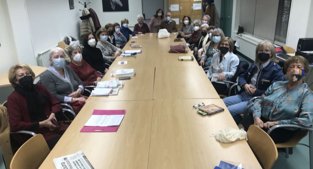 Grupo de participantes en el taller de lectura Endrinas de la Asociación de Amigas de la Lectura de Cuenca en una de las salas de la biblioteca pública Fermín Caballero de Cuenca.