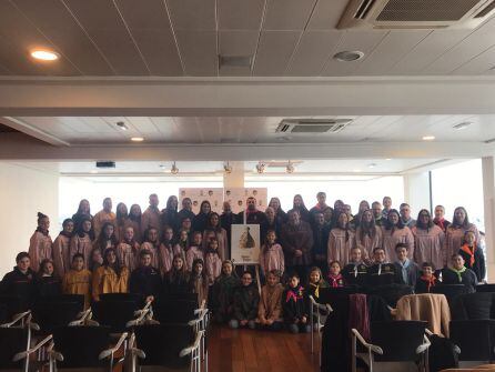 Cargos de las Fallas de Dénia con el cartel 2019.