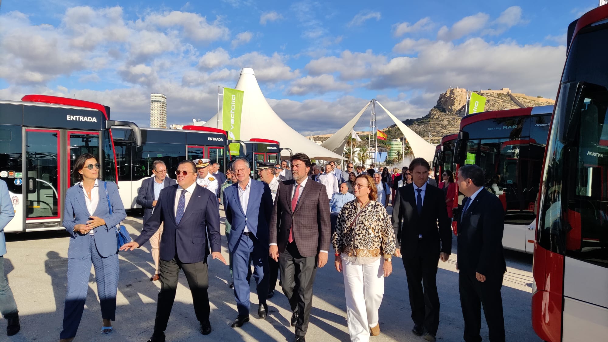 El CEO de Vectalia, Antonio Arias, y el alcalde Barcala, acompañados de otros cargos públicos, durante la presentación de los nuevos autobuses