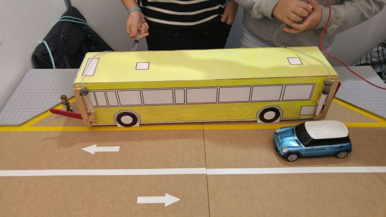 Bus sin atropellos. María Alonso y Raquel Cancela.