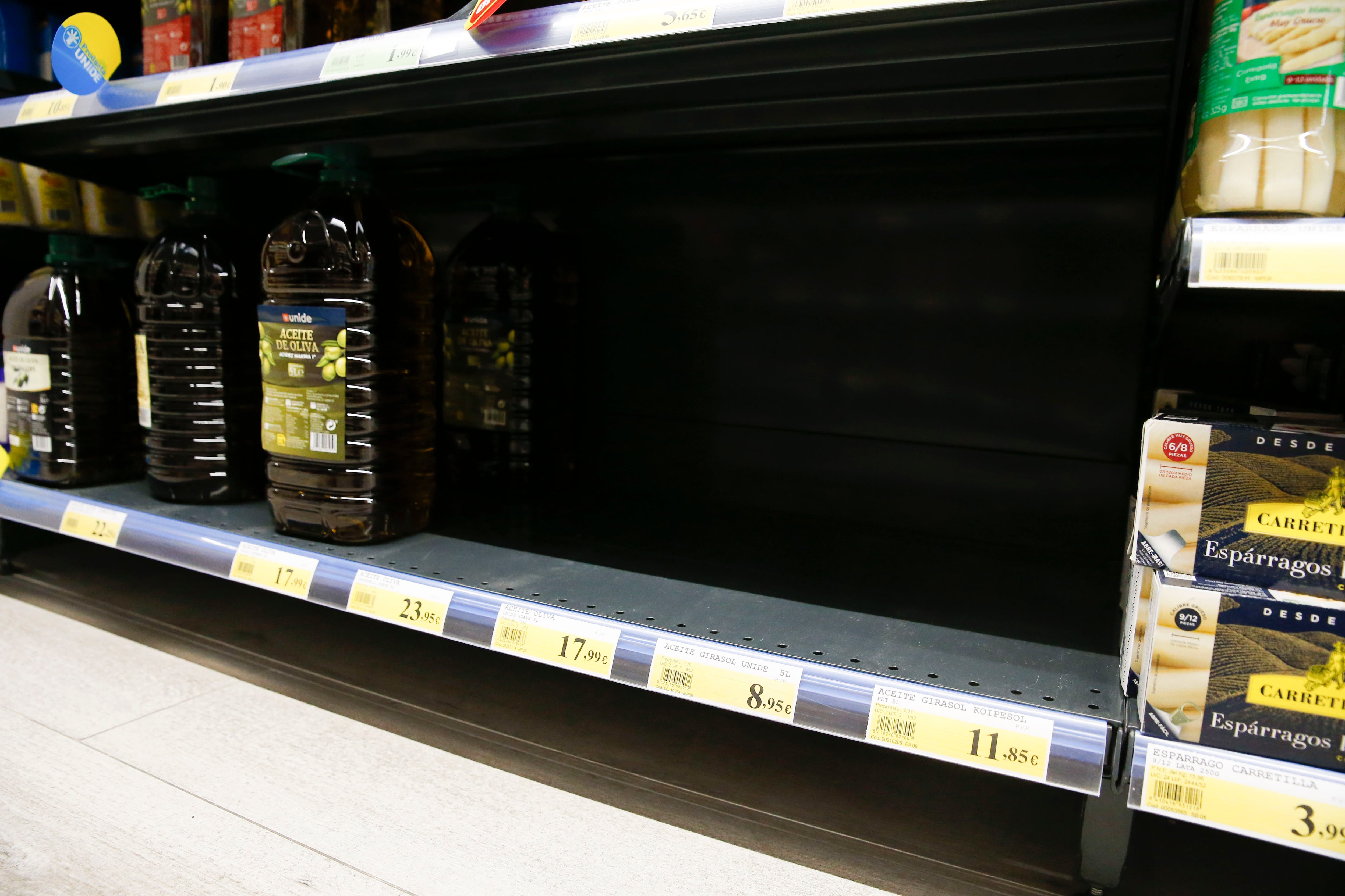 . MADRID, 08/03/2022.- Un expositor casi vacío de botellas de aceite de girasol en un supermercado de Madrid, este martes. Las organizaciones de consumidores han denunciado la limitación por parte de varios supermercados de la compra de aceite de girasol y han advertido del posible aumento de precios como consecuencia de un &quot;efecto llamada&quot;. EFE/ Diego Fernández
