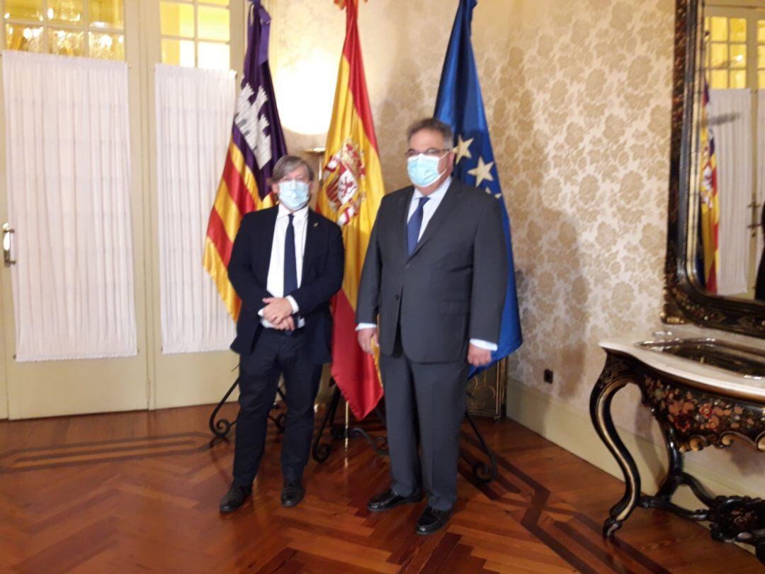 El presidente del Parlament, Vicenç Thomas, ha recibido en audiencia al fiscal superior de Baleares, Bartomeu Barceló. 