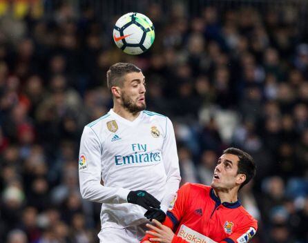 Kovacic cabecea un balón ante la presencia de Juanmi