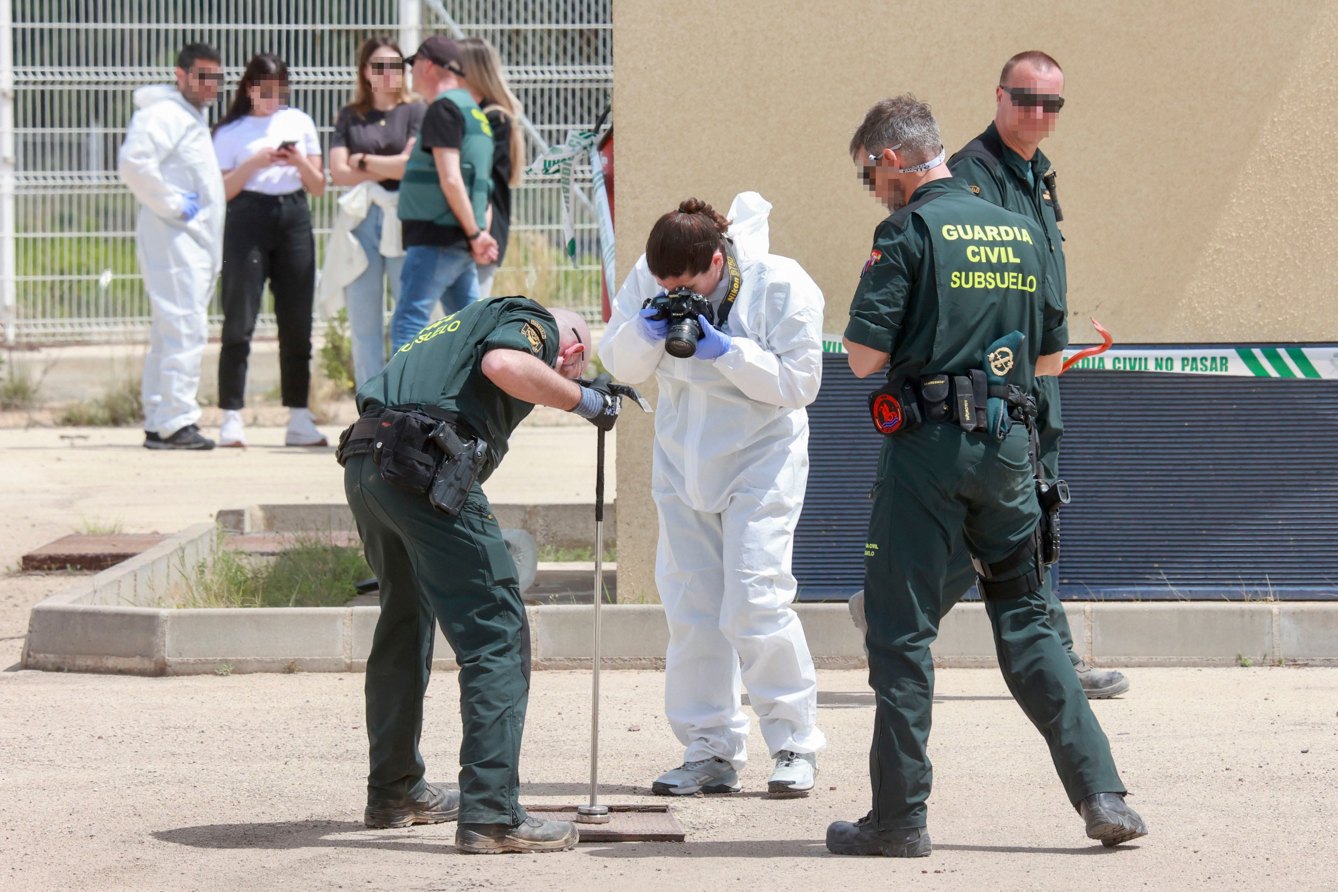 LIBRILLA, (MURCIA), 06/05/2025.- Fotografía tomada ayer lunes 5 de mayo, de agentes de la Guardia Civil pertenecientes a las unidades de criminalística y subsuelo que llevan a cabo desde la tarde de este lunes labores de búsqueda de los dos hombres desaparecidos en una nave industrial de gran tamaño del polígono industrial de Cabecicos Blancos, en Librilla, propiedad de la empresa Porkytrans, inmersa en un concurso de acreedores desde 2018. Tres personas han sido detenidas en el municipio murciano de Librilla por su presunta vinculación con la desaparición de los dos hombres el pasado mes de diciembre. EFE/Marcial Guillén