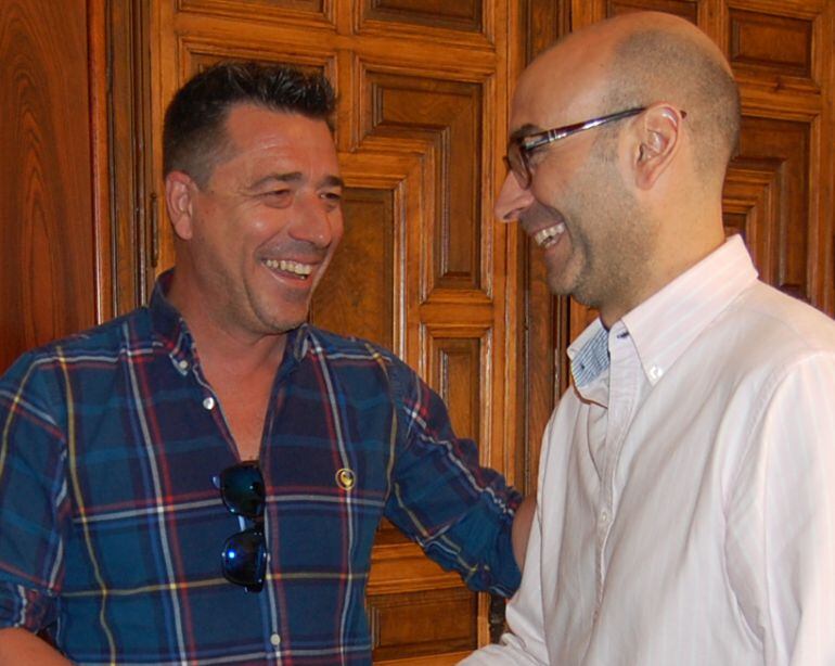 A la izquierda el dirigente blanquiazul