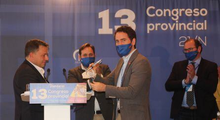 Manuel Serrano ha hecho entrega de una navaja de Albacete al secretario general del PP, Teodoro García Egea