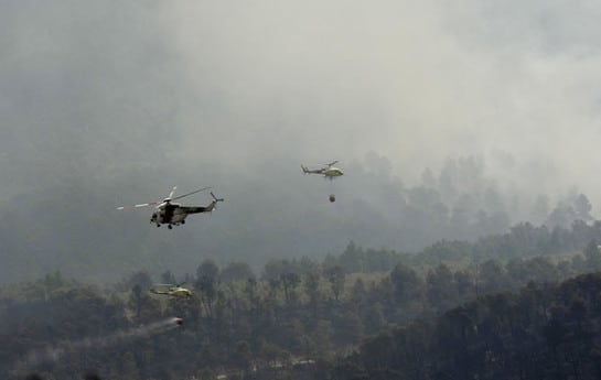 Los helicópteros trabajan sin descanso para controlar el incendio en el pueblo de Horta de Sant Joan