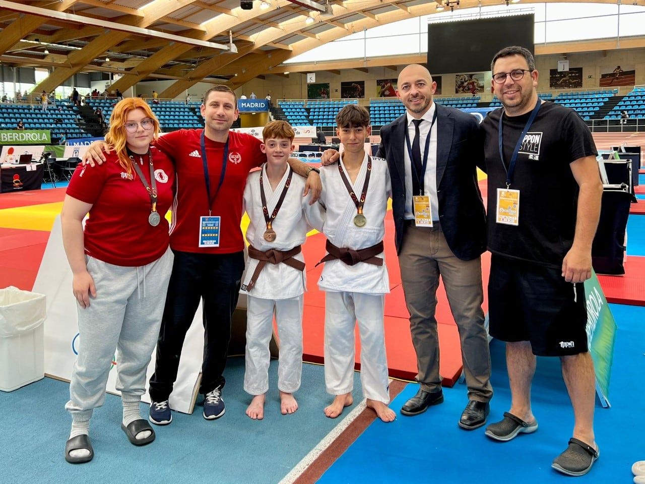 Los medallista almerienses posan tras el campeonato.