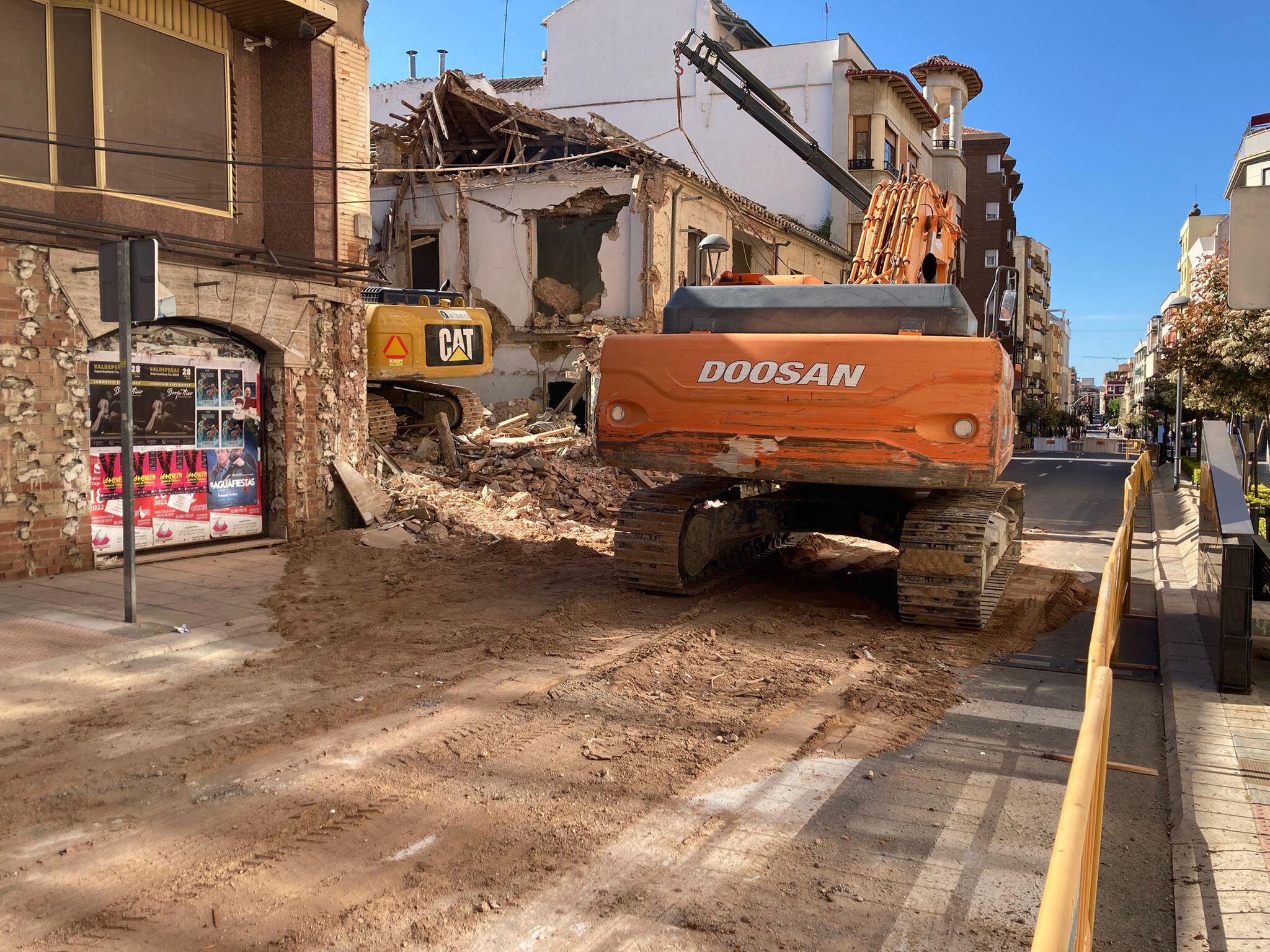 Imagen de archivo de una excavadora demoliendo una casa en Valdepeñas (Ciudad Real)