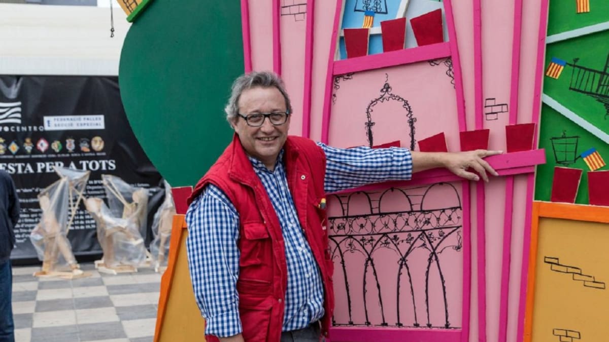 El artista fallero Juanjo García, herido tras caer en la plantà de Valencia