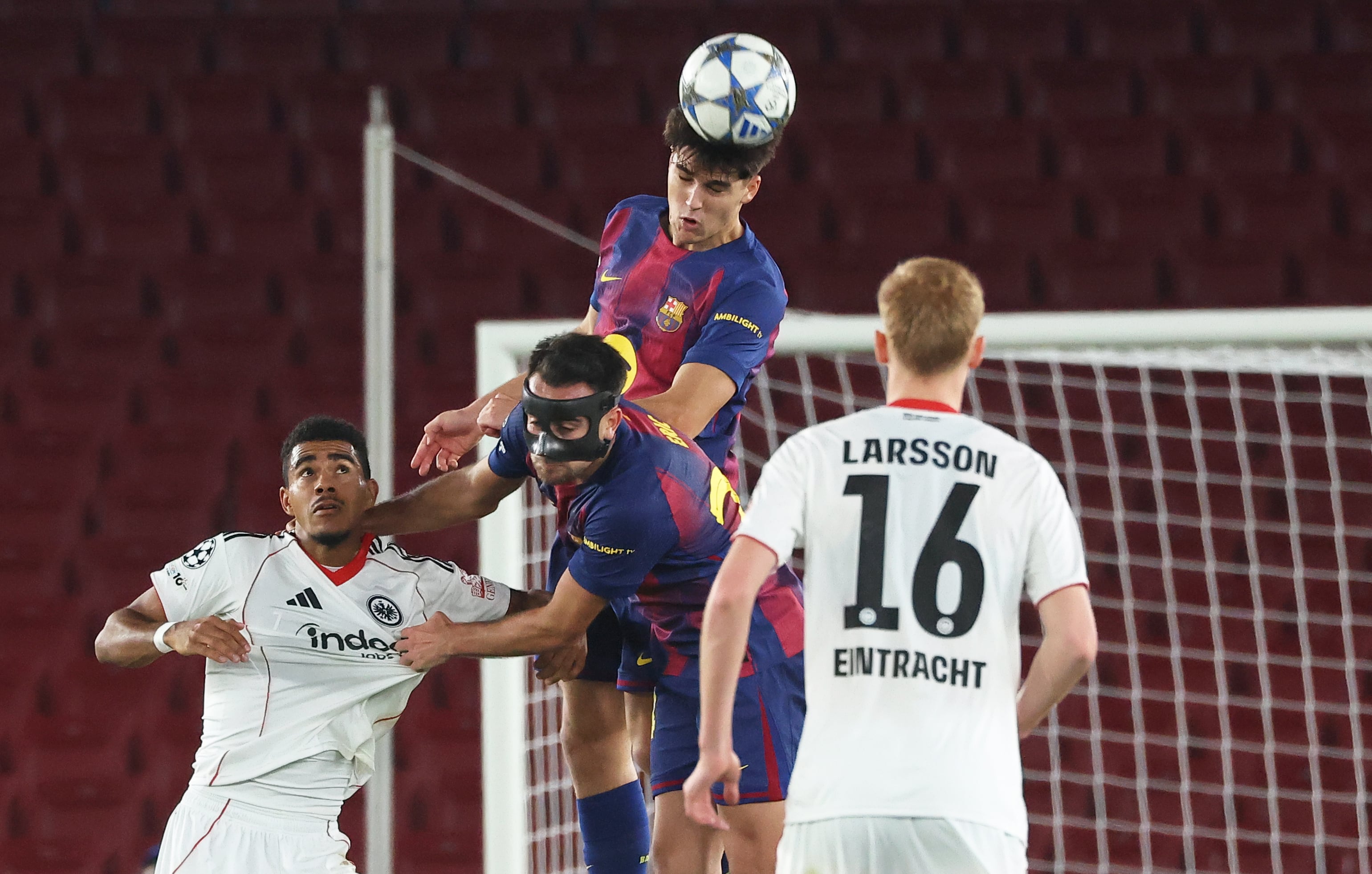 Pau Cubarsi y Eric Garcia durante el encuentro de Champions contra el Eintracht