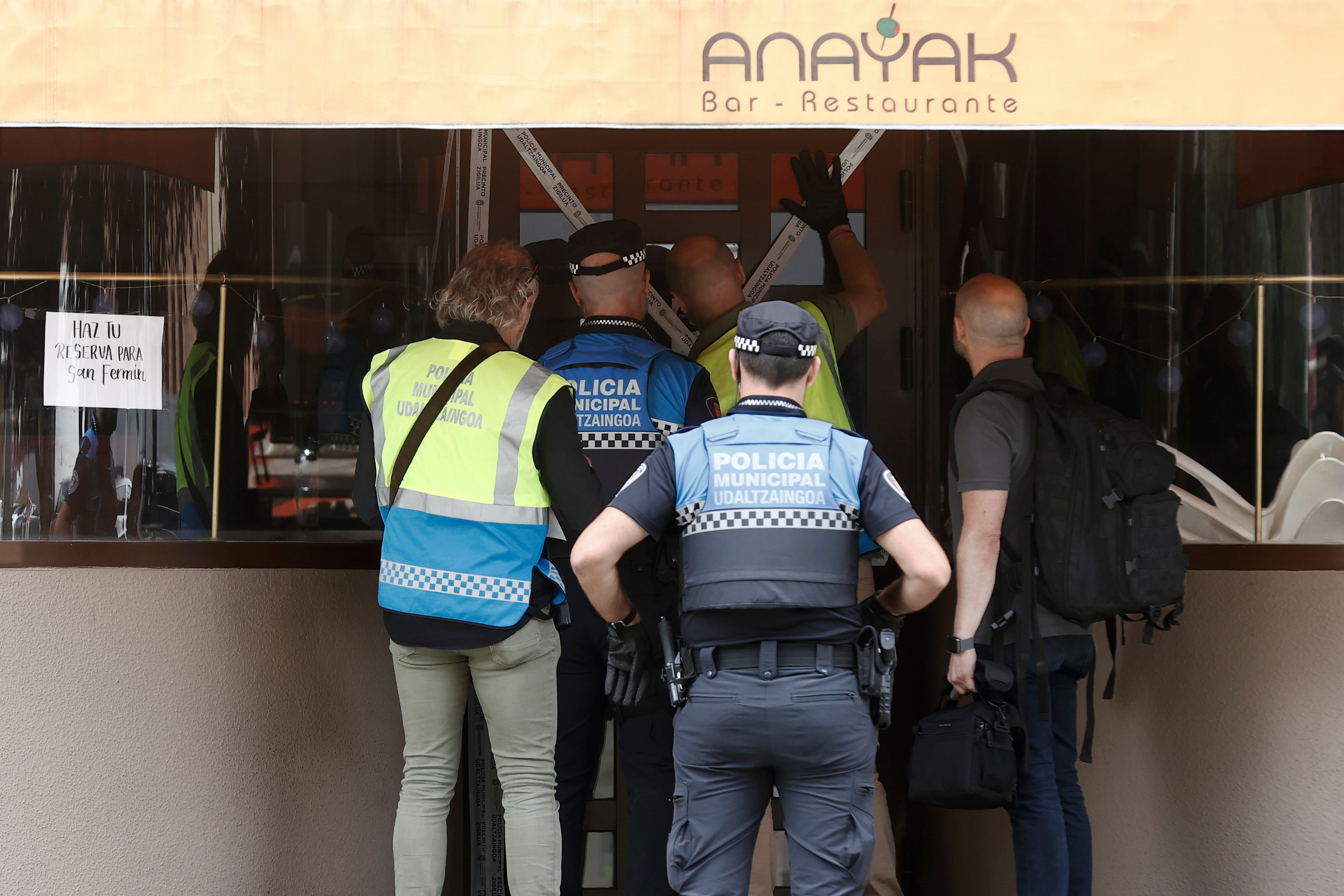 El suceso ocurría a primera hora de este sábado entre quienes regentaban el negocio