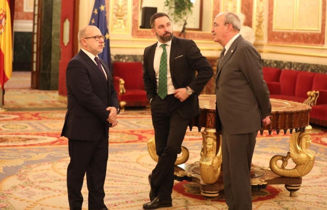 El líder de Vox, Santiago Abascal, junto a otros diputados de su partido fuera de la Cámara durante la intervención de la diputada de EH Bildu.