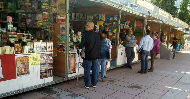 La feria del libro &#039;Cuenca Lee&#039; se celebra hasta el 20 de mayo en la plaza de España.