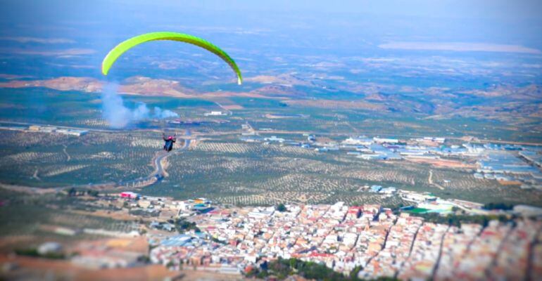 Rosario Viedma sobrevuela Mancha Real en el primer vuelo de su vida.