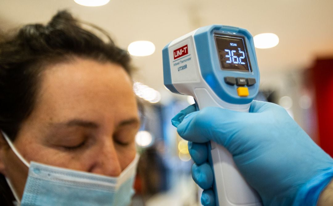 A una mujer le toman la temperatura  en Vitoria.